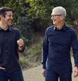 John Ternus (esq.) terá a missão de substituir Tim Cook no comando da Apple  Foto: DW / Deutsche Welle