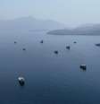 FOTO DE ARQUIVO: Uma visão de drone mostra navios perto do Estreito de Ormuz, vistos de Musandam, Omã, 28 de agosto de 2026.  Foto: REUTERS - Stringer / RFI