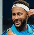 Neymar marca Matheuzinho ao receber o perfume –  Foto: Reprodução / Instagram / Jogada10