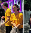Bruna e o namorado Shawn Mendes distribuem quentinhas em ação social no Rio de Janeiro.   Foto: Reprodução/ Redes Sociais