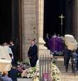 A chegada do caixão de vime com o corpo de Mathilde Favier na Igreja Saint-Sulpice, uma das mais belas de Paris e cenário do livro e do filme 'O Código Da Vinci"  Foto: Reprodução