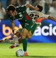  Foto: Cesar Greco / Palmeiras - Legenda: Giay em ação com camisa do Palmeiras diante do Santos / Jogada10