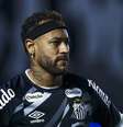 Neymar durante aquecimento antes de Santos x Palmeiras, pelo jogo de volta das quartas de final da Copa do Brasil -   Foto: Ricardo Moreira/Getty Images / Esporte News Mundo