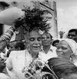 Antônio Carlos Magalhães recebe banho de folhas na Lavagem do Bonfim, em Salvador, em 1983  Foto: Arquivo/Estadão Conteúdo