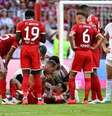 Musiala deixa o campo após desmaiar no amistoso com o Heidenheim, na pré-temporada - Foto: Christian Kaspar-Bartke/Getty Images / Jogada10