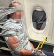 Comissárias de bordo entregaram fita adesiva para três passageiros, que colaram o homem em seu assento Foto: Reprodução/Site TMZ