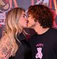 Douglas Sampaio e sua namorada se beijam no Rock in Rio  Foto: AGNEWS