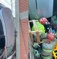 Após o trabalho de ancoragem, os militares acessaram o habitáculo e retiraram o motorista em segurança  Foto: Divulgação/Corpo de Bombeiros MG