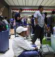 Passageiros retidos aguardam na área de check-in enquanto o Aeroporto Internacional Soekarno Hatta encerra suas operações devido à erupção do vulcão Monte Anak Krakatau, em Tangerang, perto de Jacarta, Indonésia, em 6 de setembro de 2026.  Foto: RFI