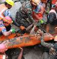Equipes resgatam um homem preso na lama após inundações no Nepal.  Foto: RFI