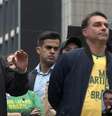 Tarcísio de Freitas, governador de São Paulo, ao lado de Flávio Bolsonaro  Foto: @silasmalafaia via Youtube/Reprodução / Estadão