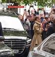 Ao chegar e sair, Céline Dion sempre dá alguns minutos de atenção aos admiradores de plantão e à imprensa que registra a retomada de sua carreira  Foto: Reprodução/BFMTV