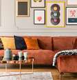 Sofá de veludo está em alta na decoração; confira 5 dicas para combinar cores, almofadas e texturas e deixar a sala elegante e aconchegante Foto: Reprodução: KatarzynaBialasiewicz / Bons Fluidos