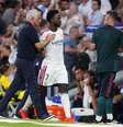 MADRI, ESPANHA - 8 DE SETEMBRO: Vinícius Júnior, ponta-esquerda do Real Madrid e da Seleção Brasileira, é substituído e conversa com José Mourinho, treinador do Real Madrid, durante a partida da 1ª rodada da Fase de Liga da UEFA Champions League 2026/27 entre Real Madrid C.F. e FC Internazionale Milano no Estádio Santiago Bernabéu em 8 de setembro de 2026 em Madri, Espanha.  Foto: Jose Hernandez/Anadolu via Getty Image