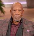 Morgan Freeman, hoje aos 89 anos: 'Na minha idade, o golfe é o esporte que mais se movimenta. É caminhar, agachar, curvar, balançar o taco, xingar. É um ótimo esporte para adultos mais velhos'.  Foto: Getty Images / Purepeople