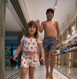 Minha afilhada pediu e eu não pude negar: as novas sandálias Melissa das 'Meninas Superpoderosas' com salto 'kitten heel' são estilosas e despertaram a nostalgia dos anos 90 e viraram o primeiro saltinho dela. Foto: Reprodução/Instagram, @lucasguedez / Purepeople