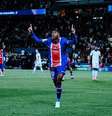 Ferrán Torres fez três dos seis gols do PSG na goleada sobre o Slovan Bratislava –  Foto: Divulgação / PSG / Jogada10