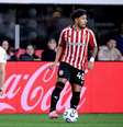 Matheuzinho abraça o atacante Kaio César, que fez o gol do Timão no 1 a 1 com o Estudiantes. Lateral é um dos corintianos na lista dos convocados para a Seleção  Foto: Rodrigo Coca / Agência Corinthians / Jogada10