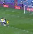 Clarinha (16) comemora o gol de pênalti sobre a Inglaterra - Foto: reprodução de vídeo / Jogada10