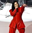 Demi Lovato em evento da Associação Americana do Coração, em 2024  Foto: Astrid Stawiarz/Getty Images for The American Heart Association's Go Red for Women Red Dress Collection Concert / Rolling Stone Brasil