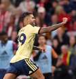 Bruno Guimarães comemora cheio de estilo o gol sensacional que marcou para o Arsenal. Foto: Stu Forster/Getty Images / Jogada10