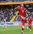 Lukas Petkov, do Elversberg, e Josip Stanisic, do Bayern, travam disputa aérea na Ursapharm-Arena –  Foto: Alex Grimm/Getty Images / Jogada10