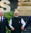 O primeiro-ministro indiano, Narendra Modi, ao centro, o presidente russo Vladimir Putin, à esquerda, e o presidente chinês Xi Jinping, à direita. Na cúpula dos Brics em Nova Délhi, na Índia, em 12 de setembro de 2027.  Foto: RFI
