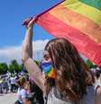 Integrante da comunidade lésbica, gay, bissexual, transgênero queer, intersexo e assexual (LGBTQIA+) segura uma bandeira do arco‑íris, símbolo da comunidade, durante um protesto contra a retirada da Turquia da Convenção de Istambul, em 19 de junho de 2021.  Foto: AFP - BULENT KILIC / RFI