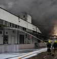 Bombeiros trabalham no local de um ataque de drone russo perto de Odesa, Ucrânia, em 13 de setembro de 2026.  Foto: RFI