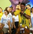 O candidato à Presidência da República pelo PL, Flávio Bolsonaro (c), acompanhado por apoiadores locais, durante comício de campanha realizado na cidade de Manaus (AM), nesta sexta- feira, 11 de setembro de 2026.  Foto: EDMAR BARROS/ATO PRESS/ESTADÃO CONTEÚDO