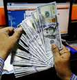 Corretor mostra notas de dólar americano em uma casa de câmbio em Karachi, no Paquistão, em 3 de dezembro de 2018. REUTERS/Akhtar Soomro  Foto: Reuters