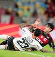 Volante chileno Pulgar levou o terceiro cartão amarelo no jogo com o Corinthians - Foto: Gilvan de Souza / Flamengo / Jogada10