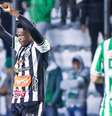 Mandaca se esforça para dar combate a jogador do Athletic no Alfredo Jaconi - Foto: Divulgação / Jogada10