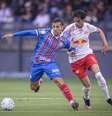 Nicolás Acevedo, do Bahia, disputa lance com Rodriguinho, do Bragantino, pelo Brasileirão.   Foto: Anderson Lira/Sports Press Photo/SPP/Alamy Live News