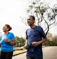 Caminhar é ótimo após os 60 anos, mas esse exercício trabalha o corpo inteiro: ele protege o coração, fortalece músculos, melhora o humor e ainda preserva a função cognitiva Foto: Xataka