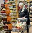 Sozinha numa tarde de compras, Vera Holtz circulou pelo mercado sem ser incomodada  Foto: Sala de TV