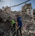 Palestinos buscam vítimas em escombros de prédio desabado na Cidade de Gaza  Foto: ANSA / Ansa - Brasil