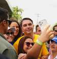 Flávio Bolsonaro tira foto com apoiadores em ação da campanha  Foto: Divulgação / Estadão