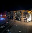 Ônibus e carreta capotaram com o choque  Foto: Divulgação/CBMMG