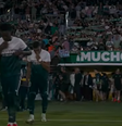 Vini Jr. e Mbappé entraram em campo e não deram total apoio à campanha  Foto: Reprodução/YouTube/CazéTV