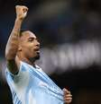 Allan finaliza para marcar um dos gols do Manchester City - Foto: Carl Recine/Getty Images / Jogada10