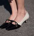 Sapato bicolor volta aos holofotes em 2026; veja 5 formas modernas e elegantes de combinar o clássico nos looks Foto: Reprodução: Edward Berthelot / Bons Fluidos