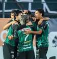 Negueba (de verde) leva o Maringá ao ataque e é marcado por Diogo Mateus. Foto: Fernando Teramatsu / Maringá FC / Jogada10