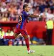 Raphinha comemora um dos três gols marcados diante do Sevilla –  Foto: Fran Santiago/Getty Images / Jogada10