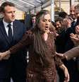 Macron tentou um contato mais próximo com Catherine Ringer, mas levou um fora na frente de convidados e da imprensa  Foto: Reprodução/YouTube (imagem melhorada com IA)