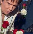 Roberto Carlos se mostra atencioso na hora de entregar as rosas   Foto: Reprodução (imagem com qualidade melhorada por IA)