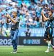 Renato agradece o apoio da torcida do Grêmio após o empate com o Palmeiras –  Foto: Lucas Uebel / Grêmio FBPA / Jogada10