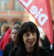 Elif Eralp (à esq.), principal candidata do partido A Esquerda (Die Linke), em frente à prefeitura de Berlim em 18 de setembro de 2026.  Foto: RFI