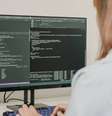Programa ensina Java do zero, boas práticas de desenvolvimento, ecossistema Spring e uso de GitHub Copilot e agentes de IA Foto: MTStock Studio/iStock / Catraca Livre