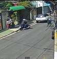 Criminosos fugiram do local em uma motocicleta.  Foto: Reprodução/Câmera de Segurança / Estadão